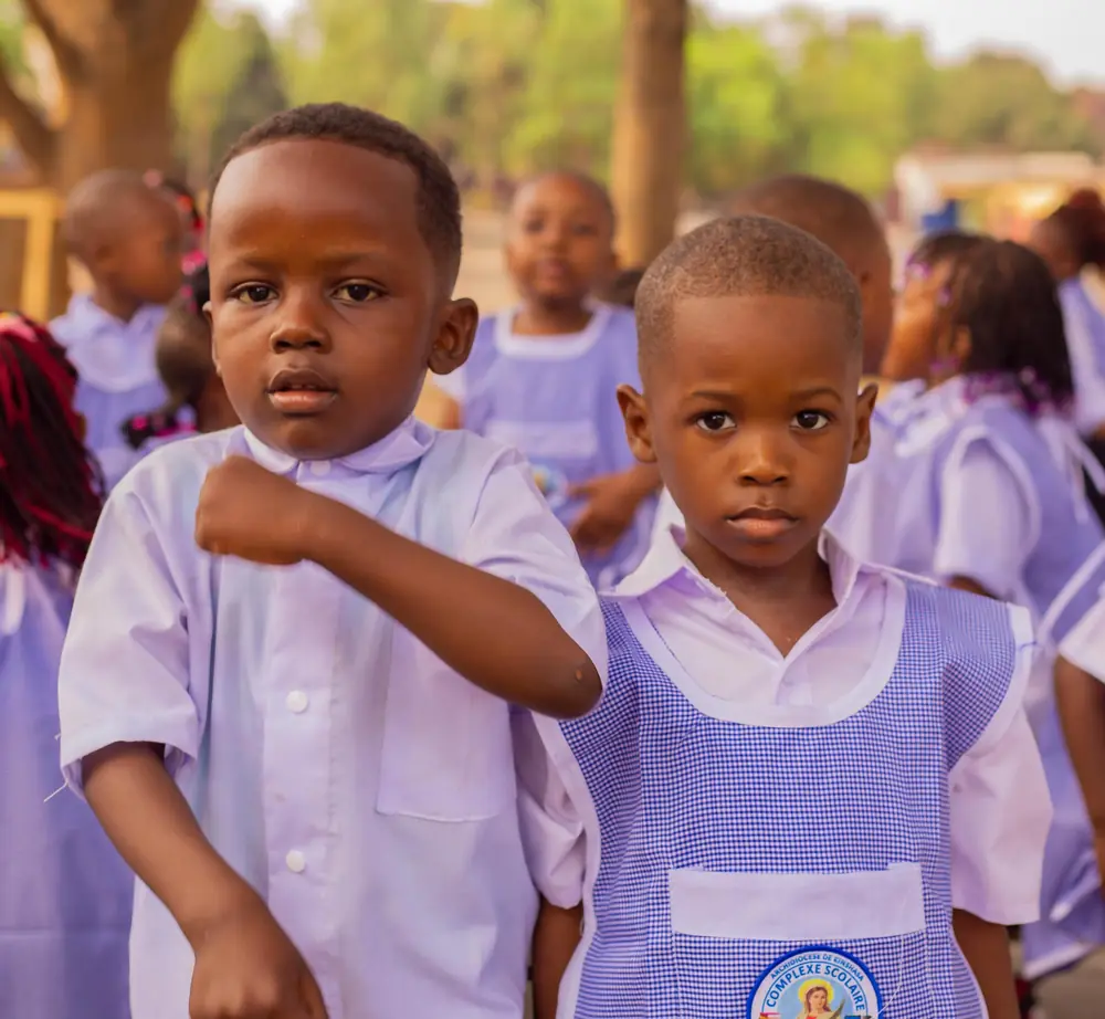 Deux enfants de la maternelle en tablier lilas